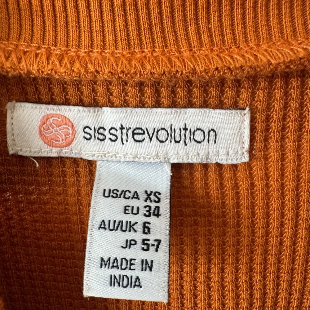 Elegant Rust Ribbed Crop Top - Picture 4 of 5